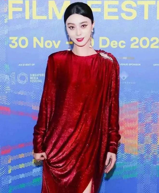 配红唇显立体五官穿“窗帘裙”惊艳四座！凯发K8国际娱乐43范冰冰杀疯了！油头(图3)