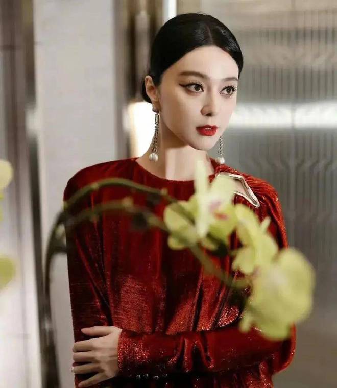 配红唇显立体五官穿“窗帘裙”惊艳四座！凯发K8国际娱乐43范冰冰杀疯了！油头(图2)