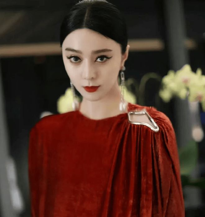 配红唇显立体五官穿“窗帘裙”惊艳四座！凯发K8国际娱乐43范冰冰杀疯了！油头(图4)